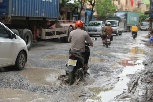 Kỳ lạ con đường tử thần Hà Nội, chục năm không thể sửa chữa