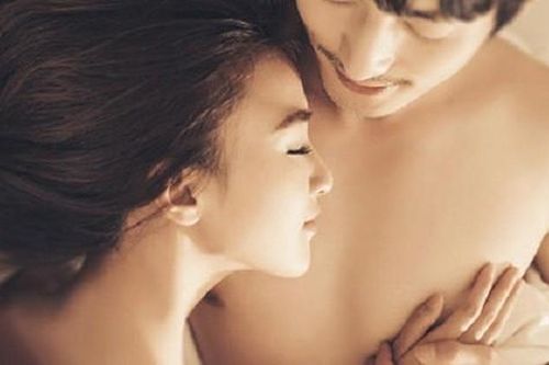 Khi 'lên giường' nếu đàn ông có những hành động chăm sóc nhỏ nhặt này, chứng tỏ anh ấy vô cùng nuông chiều và muốn chở che cho bạn cả đời!