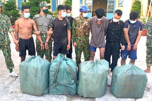 Kiên Giang: Tóm gọn 4 đối tượng vận chuyển 2.000 gói thuốc lá lậu