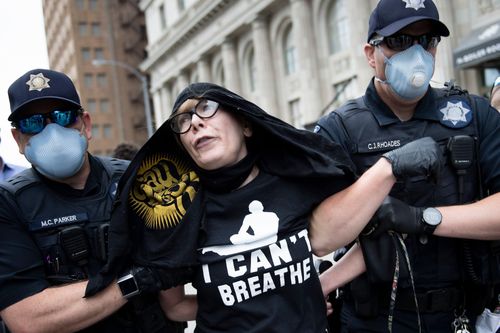 Mặc áo in chữ' 'I can't breathe', nữ giáo viên bị dọa giết