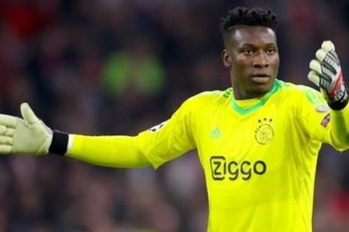 Thủ môn Ajax lên giữa sân phá bóng