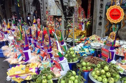 Rằm tháng 7, hoa quả tươi tăng giá, vàng mã ế khách
