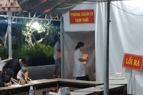 Sản phụ sinh con trong khi đang khai báo y tế