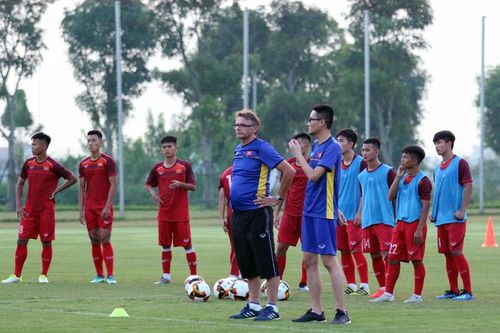 Bóng đá Việt Nam: Lo xa là không thừa