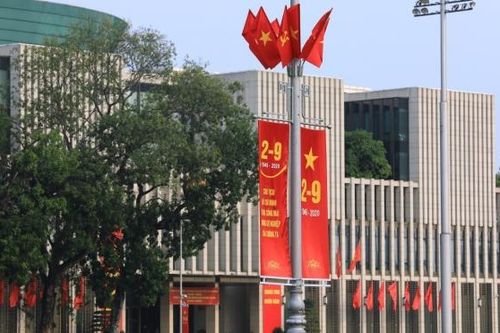 Hà Nội trang hoàng rực rỡ cờ hoa chào mừng 75 năm Quốc khánh 2/9