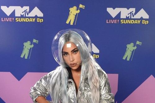 Lady Gaga 'cách tân' khẩu trang, Miley Cyrus gợi cảm dự VMA 2020