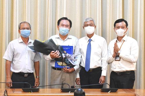 Phó Chủ tịch UBND TPHCM Võ Văn Hoan trao quyết định cán bộ