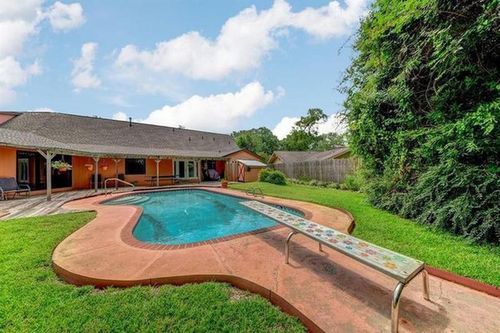 'Đột nhập' biệt thự của người đầu tiên đặt chân lên Mặt Trăng