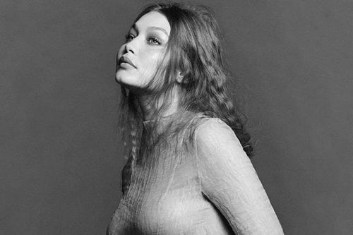GiGi Hadid diện váy xuyên thấu, khoe bụng bầu đẹp hút hồn