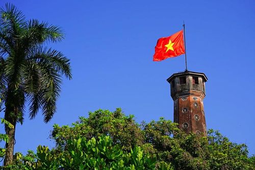 Xúc động hình ảnh quốc kỳ Việt Nam qua ống kính bạn bè quốc tế