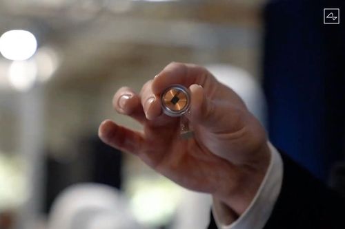 Tỷ phú Elon Musk khoe chip có khả năng đọc sóng não người