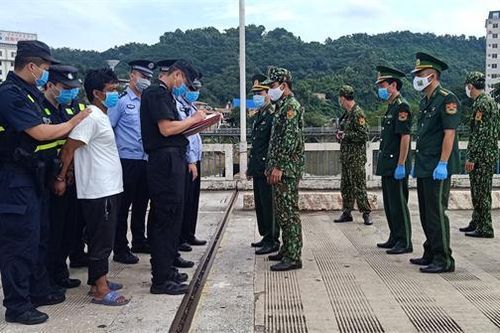 BĐBP Lào Cai trao trả Trung Quốc đối tượng có lệnh truy nã đặc biệt