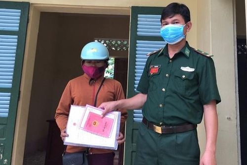 Cán bộ Đồn Biên phòng Na Loi trao trả giấy tờ quan trọng cho người đánh rơi