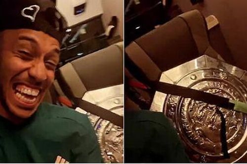 Tiền đạo Aubameyang đã có hành động lạ lẫm với Siêu cúp Anh