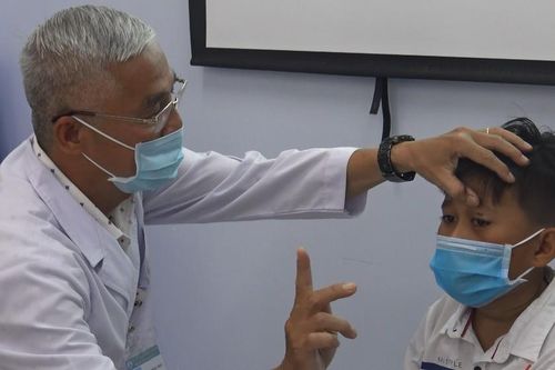Bé trai 9 tuổi bị tay lái xe đạp đập lồi mắt khiến nhiều bệnh viện 'bó tay'
