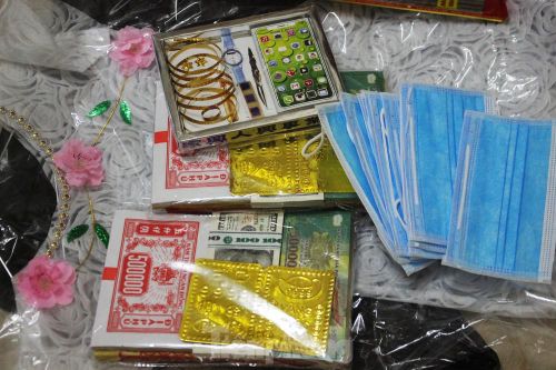 Ý tưởng 'lạ' về việc gửi khẩu trang cho cõi âm chống COVID-19 trong tháng cô hồn