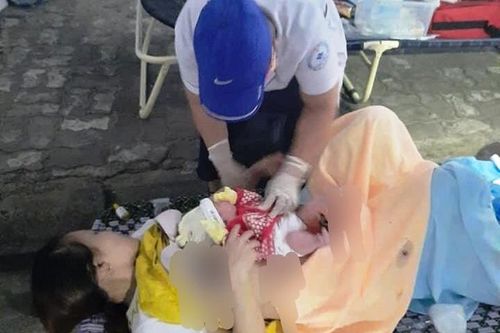 Thai phụ chuyển dạ sinh con ngay tại chốt khai báo y tế
