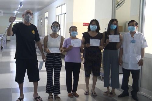 Võ sư người Mỹ cùng 4 bệnh nhân COVID-19 ở TPHCM được xuất viện