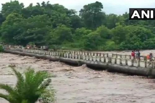 Lũ lụt kéo dài, hàng triệu người Ấn Độ khốn đốn