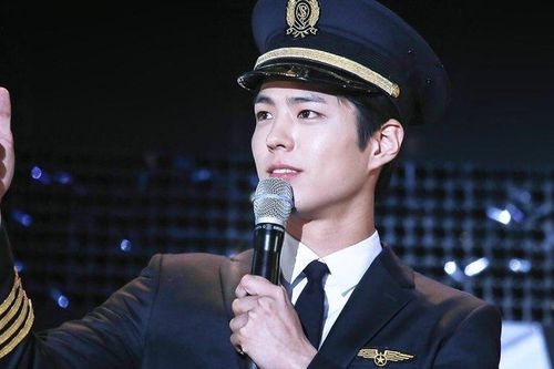 Park Bo Gum lặng lẽ nhập ngũ vì Covid-19