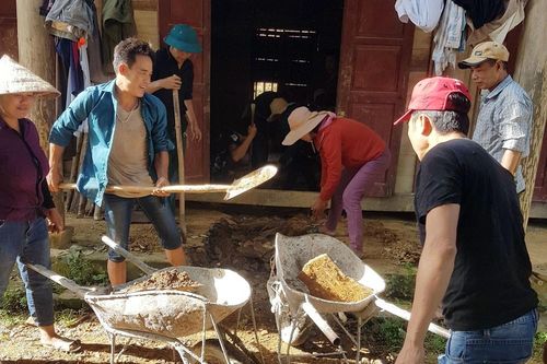 Phụ huynh vùng lũ quét của Nghệ An chung tay sửa trường lớp chuẩn bị cho năm học mới