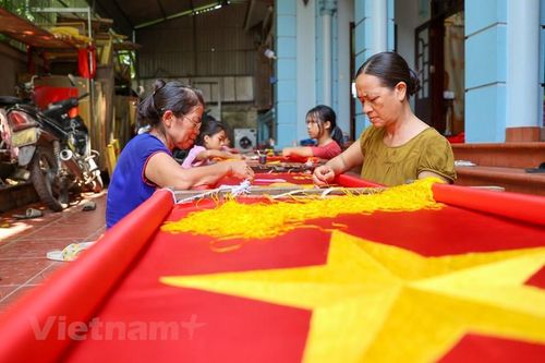 Về thăm ngôi làng đặc biệt hơn 70 năm may cờ Tổ quốc