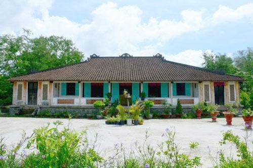 Về ngôi nhà trăm cột thưởng thức bữa trưa của ông Hội Đồng
