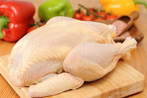 Thả một nắm lá vào nước sôi để làm gà, đảm bảo sạch cả lông măng, thịt thơm ngon hơn hẳn