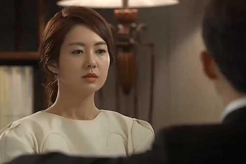 Nghe mẹ đuổi vợ ra khỏi nhà vì 'không biết đẻ', 6 năm sau anh chồng 'chết lặng' trước bóng dáng quen thuộc dắt tay 2 đứa trẻ