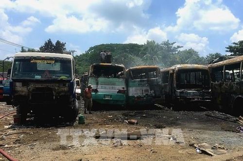Tp. Hồ Chí Minh: Cháy lớn thiêu rụi 12 xe ô tô