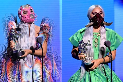 'Lên đồ' dự VMAs giữa dịch Covid, Lady Gaga mang cả tủ đồ cá tính, đến khẩu trang cũng chất vô cùng