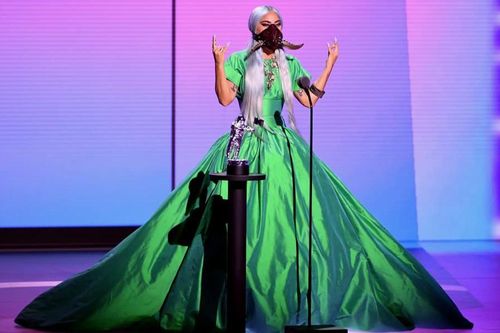 Tham dự sân khấu VMAs 2020 Lady Gaga vẫn không quên chống dịch với outfit siêu độc lạ