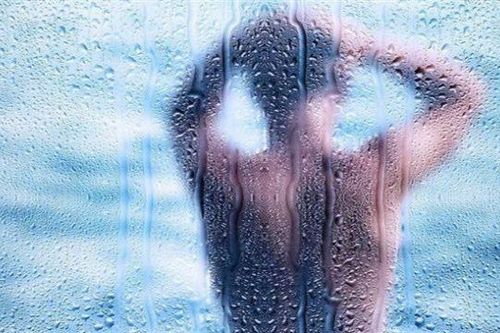 Tỉnh dậy lúc nửa đêm vì nghe thấy tiếng nước chảy, người phụ nữ phát hoảng khi thấy kẻ lạ đang tắm trong nhà