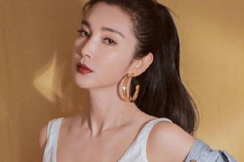 Lý Băng Băng chiếm spotlight của Triệu Lệ Dĩnh và thu hút ánh nhìn ở độ tuổi U50