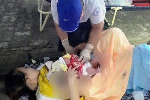 Sản phụ chuyển dạ và sinh bé gái khi đang khai báo y tế tại chốt kiểm soát dịch COVID- 19