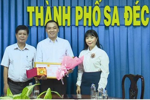 Trao Bằng khen của UBND tỉnh cho cá nhân đóng góp an sinh xã hội