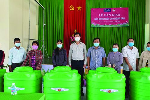 Tặng bồn chứa nước cho hộ nghèo