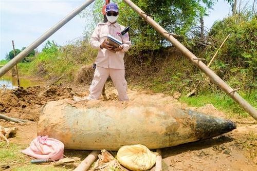 Xử lý quả đạn pháo nặng gần 900 kg