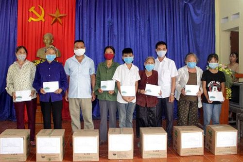 Tặng quà hộ nghèo, học sinh có hoàn cảnh khó khăn
