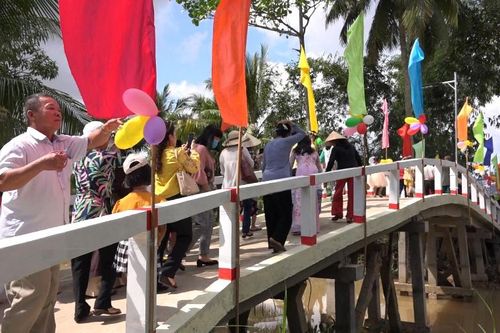 Khánh thành cầu bê-tông, tặng quà đến hộ nghèo