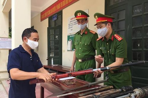 Công an huyện Lý Nhân thu hồi 34 khẩu súng tự chế
