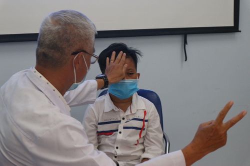 Bác sĩ giải cứu mắt trái lồi ra ngoài cho bé trai sau tai nạn ngã xe đạp
