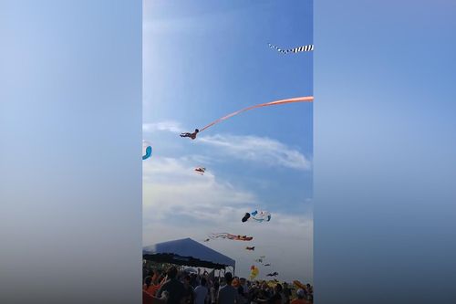 Em bé 3 tuổi bị dù cuốn lên không trung tại Lễ hội Diều Quốc tế 2020 ở Đài Loan