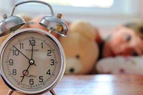 Cách rất hay để cha mẹ giúp con dậy sớm vui vẻ đến trường