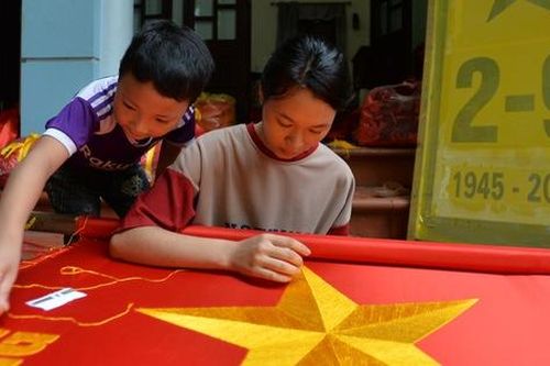 Ngôi làng gần một thế kỷ sản xuất cờ Tổ quốc ở ngoại ô Hà Nội