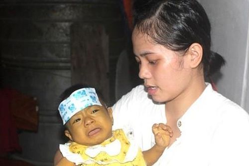 Tiếng khóc xé lòng của bé gái 8 tháng tuổi mang 2 căn bệnh quái ác và nỗi đau tột cùng của đôi vợ chồng nghèo