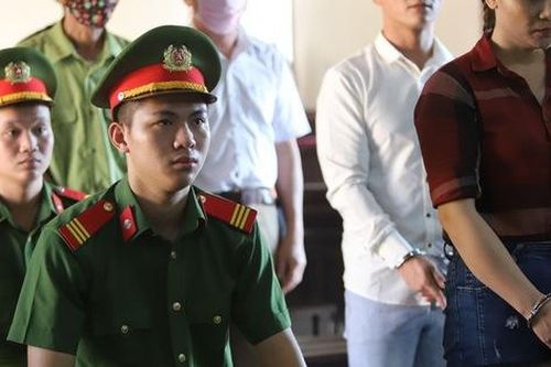Hoãn tòa xử 7 bị cáo đưa người sang Anh trái phép ở Hà Tĩnh