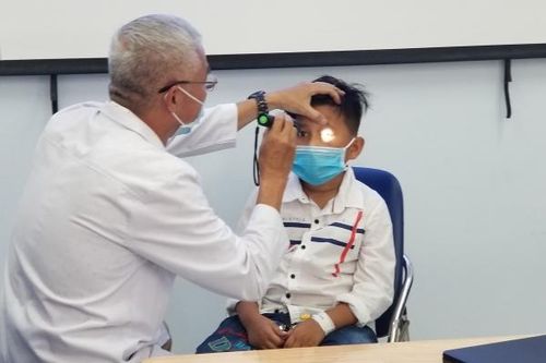 Trẻ 9 tuổi ngã xe đạp lồi nhãn cầu mắt