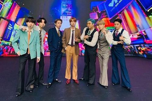 Thời tới cản không kịp, 'Dynamite' (BTS) chính thức đoạt vị trí No.1 Billboard Hot 100!