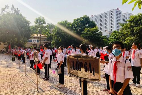 Trường học Hà Nội rộn ràng đón học sinh đầu cấp tựu trường